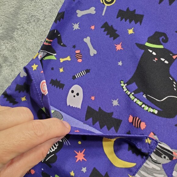 Zoe + Chloe Halloween V-neck Scrub Top 2 Pockets Spooky Cats and Dogs Wmn Sz S - Picture 7 of 10